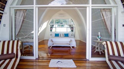 interieur-villa-vue-jardin-au-ppearl-beach-cottage-a-selayar