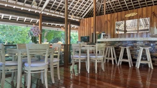 restaurant-et-bar-de-l-hotel-pearl-beach-cottage-sur-l-ile-de-selayar_1