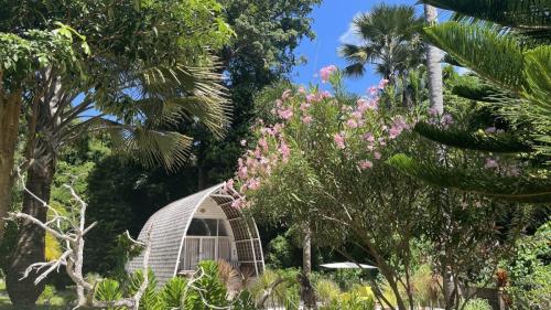 vue-mer-et-jardin-depuis-la-terasse-cottage-a-selayar